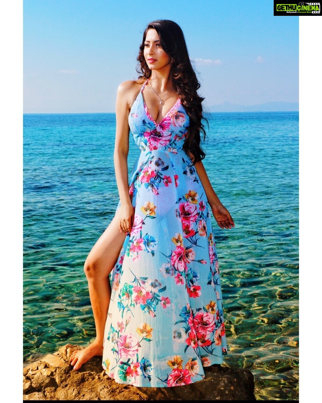Eshanya Maheshwari Instagram - If we were meant to stay in one place, we would have ROOTS instead of FEET ✨☺️ hair by @suvarna8394 makeup by @maggipatwa Photograher @thatfloatingcloud outfit by @srstore09 #traveltheworld🌍 #travelblogger #style #greece Greece