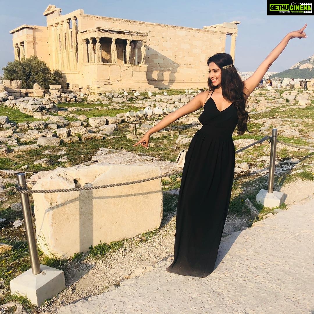 Eshanya Maheshwari Instagram - I love places which makes you realise that how tiny you and your problems are ☺️🙌🏻 👗by @srstore09 🤗 #befree #bebeautiful #keepsmiling😊 #travel #greece🇬🇷 #athens #acropolis Acropolis - Ακρόπολη