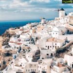 Eshanya Maheshwari Instagram - Escape and breathe the air of new places 💁🏻‍♀️☺️ #oia #santorini #greece #travelblogger #freshbreath Oía, Kikladhes, Greece