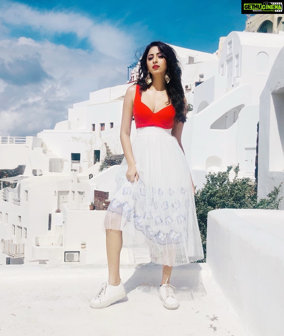 Eshanya Maheshwari Instagram - “Let’s wonder where the wifi is weak”🙌🏻✌🏻💫 #oia #greece🇬🇷 #santorini #travelblogger #instatravel Oía, Kikladhes, Greece
