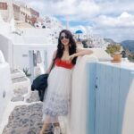 Eshanya Maheshwari Instagram - “Let’s wonder where the wifi is weak”🙌🏻✌🏻💫 #oia #greece🇬🇷 #santorini #travelblogger #instatravel Oía, Kikladhes, Greece