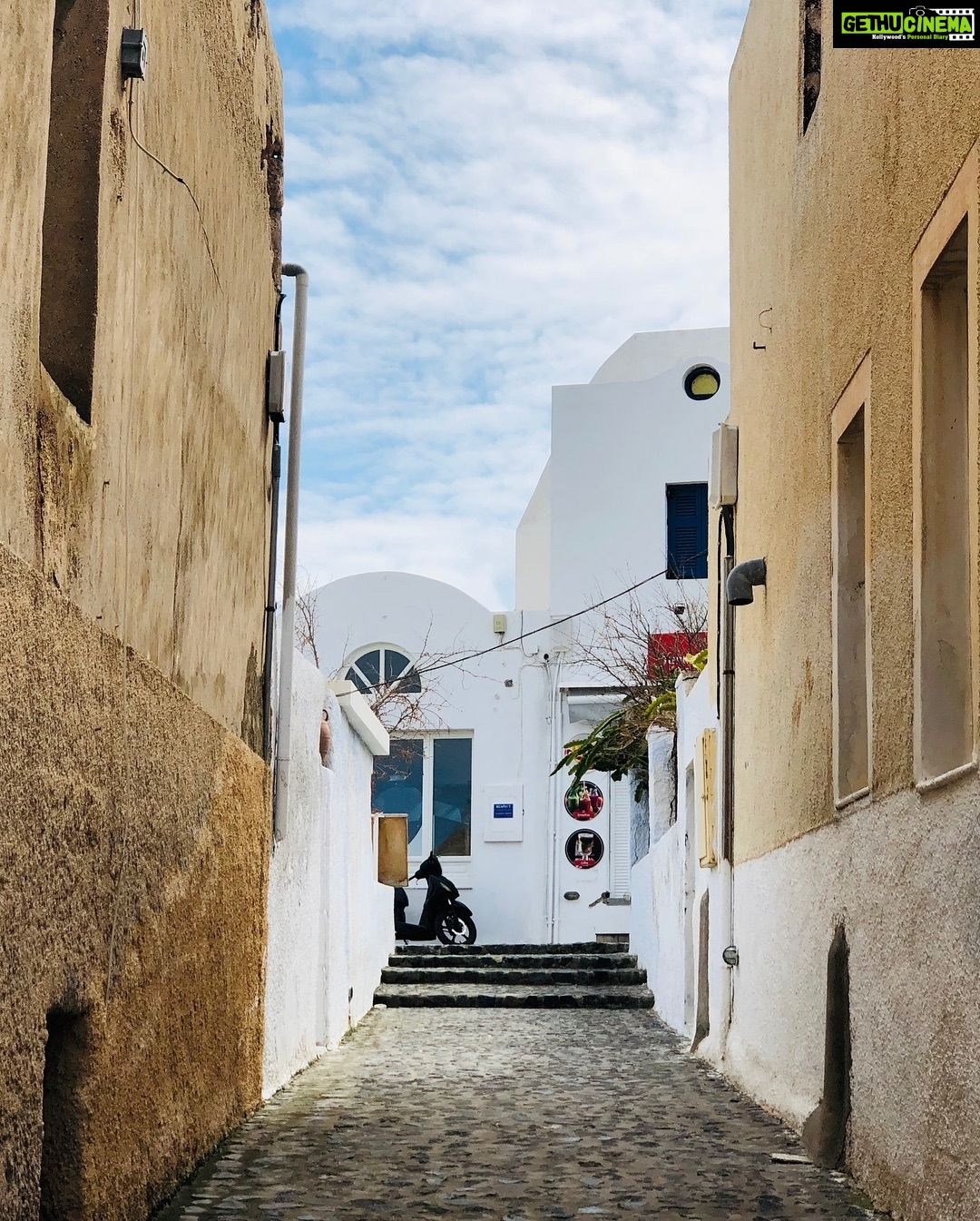 Eshanya Maheshwari Instagram - Once in a while you need to pack a bag, get the girls and go on a vacation πβπ»ππΌππΌππΌ #girlstrip #vacymood #greeceπ¬π· #santorini #oia #styleblogger #travelblogger OΓa, Kikladhes, Greece