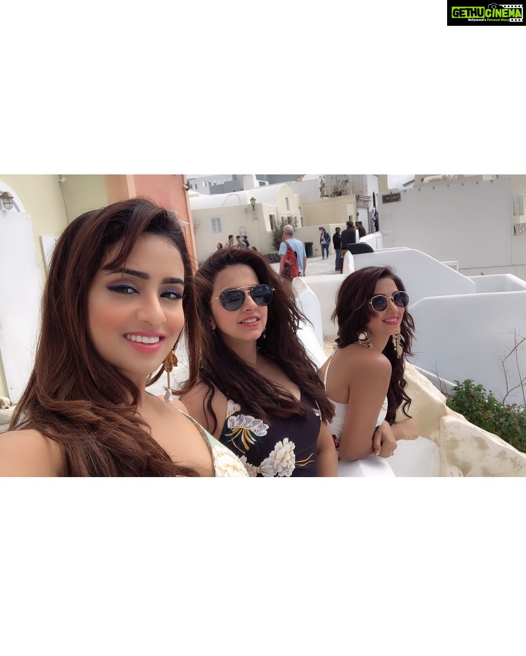Eshanya Maheshwari Instagram - Once in a while you need to pack a bag, get the girls and go on a vacation πβπ»ππΌππΌππΌ #girlstrip #vacymood #greeceπ¬π· #santorini #oia #styleblogger #travelblogger OΓa, Kikladhes, Greece