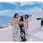 Eshanya Maheshwari Instagram - Once in a while you need to pack a bag, get the girls and go on a vacation 😍✌🏻💃🏼💃🏼💃🏼 #girlstrip #vacymood #greece🇬🇷 #santorini #oia #styleblogger #travelblogger Oía, Kikladhes, Greece
