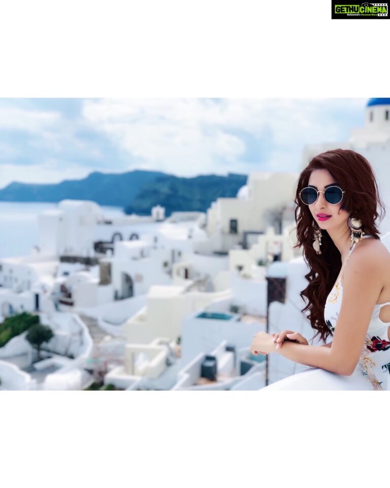 Eshanya Maheshwari Instagram - Once in a while you need to pack a bag, get the girls and go on a vacation 😍✌🏻💃🏼💃🏼💃🏼 #girlstrip #vacymood #greece🇬🇷 #santorini #oia #styleblogger #travelblogger Oía, Kikladhes, Greece