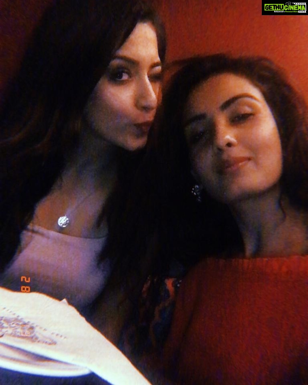 Eshanya Maheshwari Instagram - No one will ever be as entertained by us as us 😜🤣😁🙃 👯♀️ @sonalikukreja_ #unfiltered #friendship #crazywe #bff #moods #hujicam Silver Beach Cafe