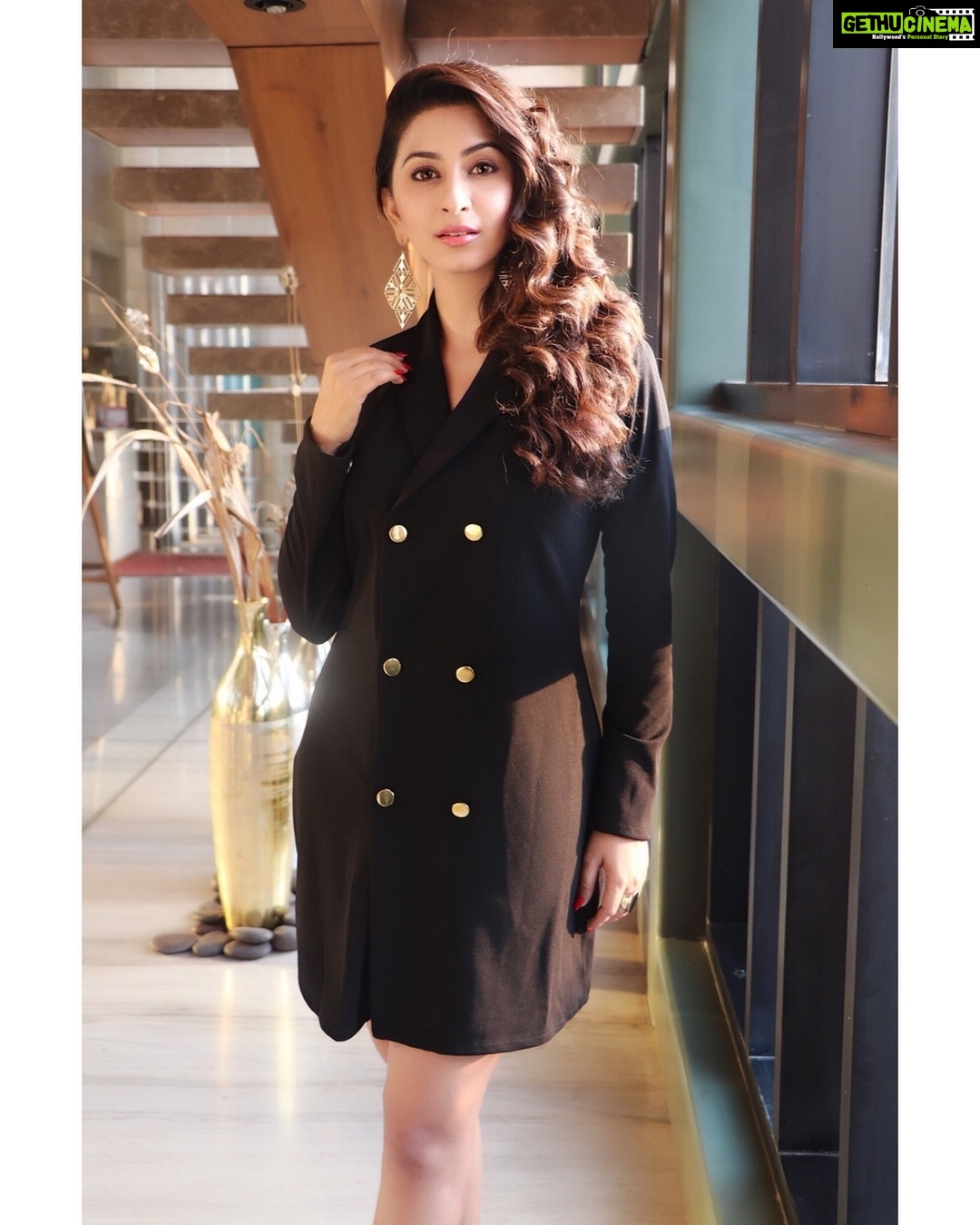 Eshanya Maheshwari Instagram - SHOPPING RULE NO :- 001 If it’s not BLACK 😳 Put it BACK 😉✌🏻 Outfit- @srstore09 Photo courtesy- @rishinakandhari #loveforblack🖤 #blackisback #srstore #rishinakandhariphotography
