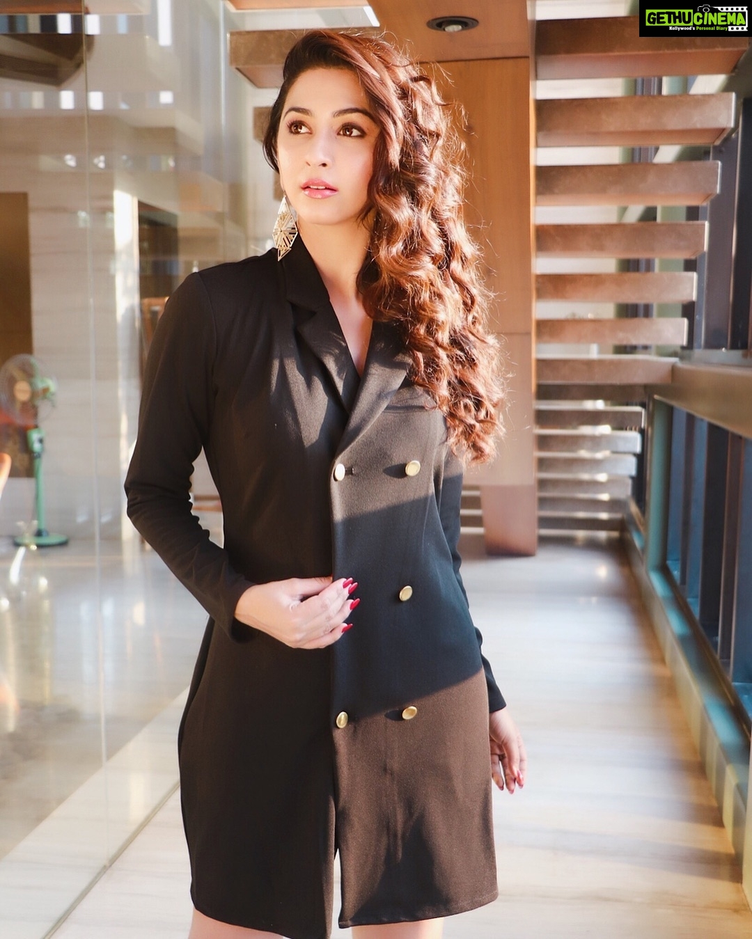 Eshanya Maheshwari Instagram - SHOPPING RULE NO :- 001 If it’s not BLACK 😳 Put it BACK 😉✌🏻 Outfit- @srstore09 Photo courtesy- @rishinakandhari #loveforblack🖤 #blackisback #srstore #rishinakandhariphotography