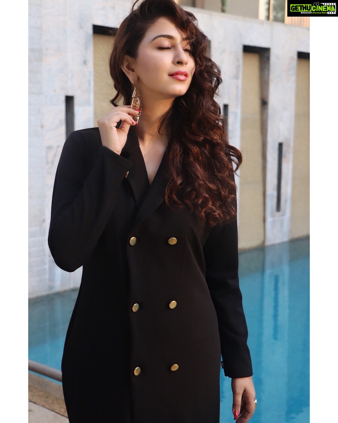 Eshanya Maheshwari Instagram - SHOPPING RULE NO :- 001 If it’s not BLACK 😳 Put it BACK 😉✌🏻 Outfit- @srstore09 Photo courtesy- @rishinakandhari #loveforblack🖤 #blackisback #srstore #rishinakandhariphotography