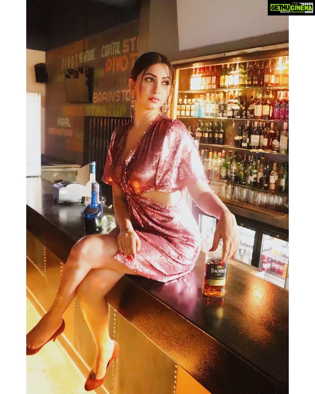 Eshanya Maheshwari Instagram - BE PICKY WITH YOUR CLOTHES, FRIENDS AND TIME ✌🏻🙌🏻 GIVE IMPORTANCE TO ONLY WHAT MATTERS AND WORTHY 💫💁🏻♀️ Outfit- @srstore09 Photo courtesy- @rishinakandhari Hair- @rutika_hair_stylist Location- @drinxexchange
