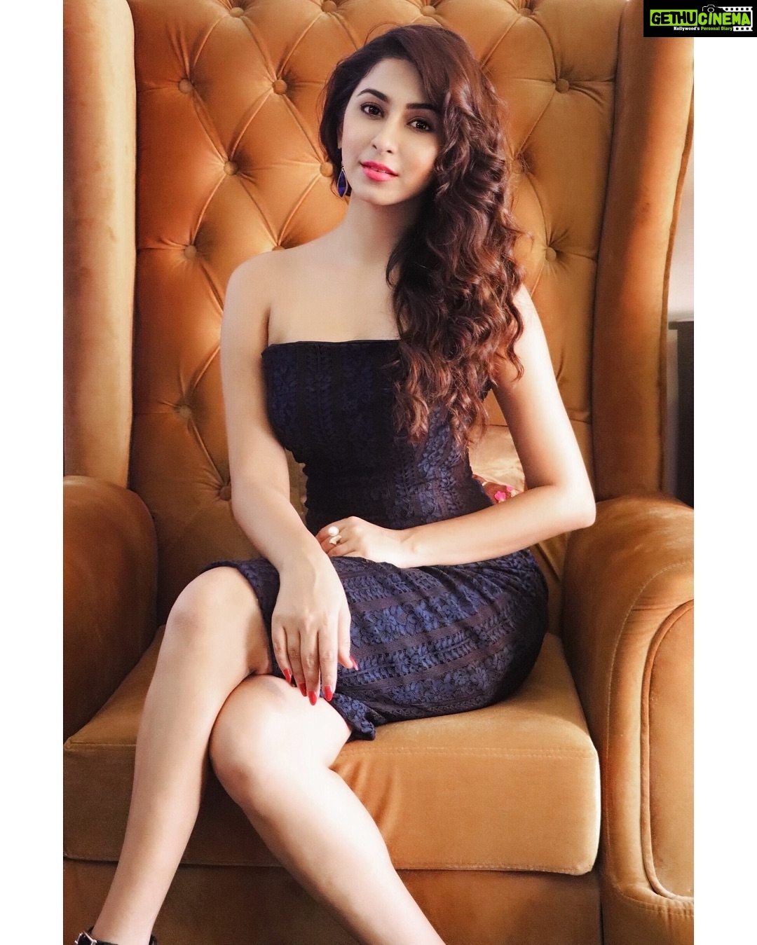 Eshanya Maheshwari Instagram - BE A SEEKER OF EVERY MAGIC ๐๐ซ๐โจ๐ฅ mine is #smile ๐ Outfit- @srstore09 Photo courtesy- @rishinakandhari #smile #keepshining๐ #rishinakandhariphotography