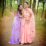 Eshanya Maheshwari Instagram - Khene ke liye hai bhaidooj Par hai yeh din bhi rakhi ki tarah mein apni iss pyaari behan ke saath manati hoon 💕🧿💕 @bhavikamaheswari10 Happy #bhaidooj to all my #instafamily Sisters in @aachho H&M by @zuberiya_ansari Photography by @ajayyparmar #bhaidooj #diwali #diwalioutfit #diwalilook #esshanyamaheshwari #esshanya #picoftheday #ootd #fashionista #instastyle #sisters #maheshwarisisters #aachho