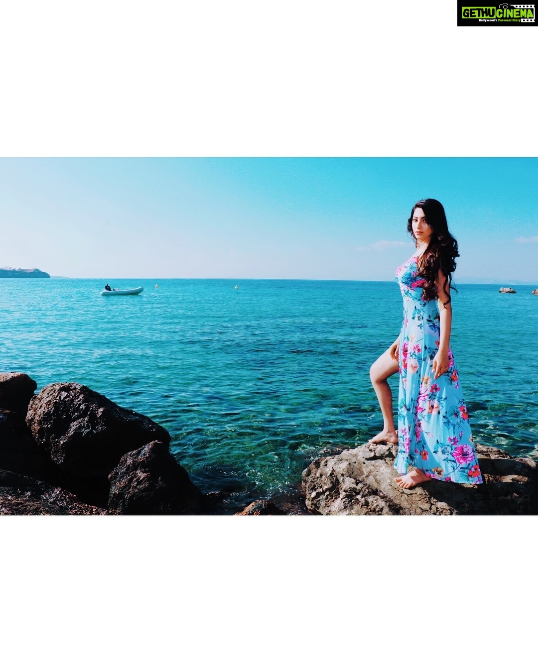 Eshanya Maheshwari Instagram - If we were meant to stay in one place, we would have ROOTS instead of FEET ✨☺️ hair by @suvarna8394 makeup by @maggipatwa Photograher @thatfloatingcloud outfit by @srstore09 #traveltheworld🌍 #travelblogger #style #greece Greece
