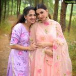 Eshanya Maheshwari Instagram - Khene ke liye hai bhaidooj Par hai yeh din bhi rakhi ki tarah mein apni iss pyaari behan ke saath manati hoon 💕🧿💕 @bhavikamaheswari10 Happy #bhaidooj to all my #instafamily Sisters in @aachho H&M by @zuberiya_ansari Photography by @ajayyparmar #bhaidooj #diwali #diwalioutfit #diwalilook #esshanyamaheshwari #esshanya #picoftheday #ootd #fashionista #instastyle #sisters #maheshwarisisters #aachho