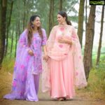 Eshanya Maheshwari Instagram - Khene ke liye hai bhaidooj Par hai yeh din bhi rakhi ki tarah mein apni iss pyaari behan ke saath manati hoon 💕🧿💕 @bhavikamaheswari10 Happy #bhaidooj to all my #instafamily Sisters in @aachho H&M by @zuberiya_ansari Photography by @ajayyparmar #bhaidooj #diwali #diwalioutfit #diwalilook #esshanyamaheshwari #esshanya #picoftheday #ootd #fashionista #instastyle #sisters #maheshwarisisters #aachho