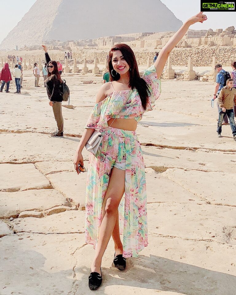 Eshanya Maheshwari Instagram - #pyramidsofgiza #cairo #egypt 😍 outfit by @srstore09 🤗😍 Cairo, Egypt