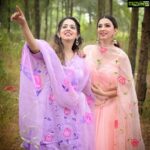 Eshanya Maheshwari Instagram - Khene ke liye hai bhaidooj Par hai yeh din bhi rakhi ki tarah mein apni iss pyaari behan ke saath manati hoon 💕🧿💕 @bhavikamaheswari10 Happy #bhaidooj to all my #instafamily Sisters in @aachho H&M by @zuberiya_ansari Photography by @ajayyparmar #bhaidooj #diwali #diwalioutfit #diwalilook #esshanyamaheshwari #esshanya #picoftheday #ootd #fashionista #instastyle #sisters #maheshwarisisters #aachho