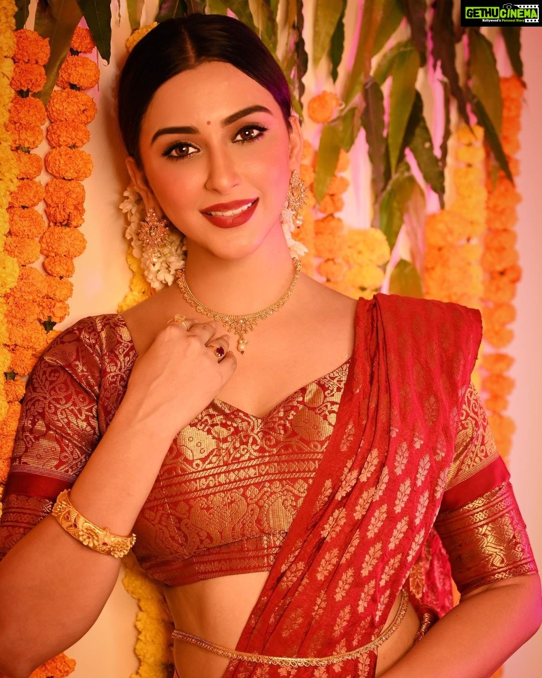 Eshanya Maheshwari Instagram - May Lakshmiji fill your life with immense love, friends and moments of happiness that you are never short in life. And May this festival of lights fill your life with joy and happiness, prosperity and good health. I wish you all and your family a very Happy Diwaliβ¨β¨πͺπͺππβ€οΈβ€οΈ Outfit designed by @maheswariswati H&M by Me ππ»ββοΈ Photography by @ajayyparmar Decor by @maheswariswati @bhavikamaheswari10 @aayush._20 #happydiwali #diwali #diwalilook #diwalioutfit #diwalidecorations #diwaliphotography #picoftheday #lookoftheday #ootd #esshanya #esshanyamaheshwari #fashionista