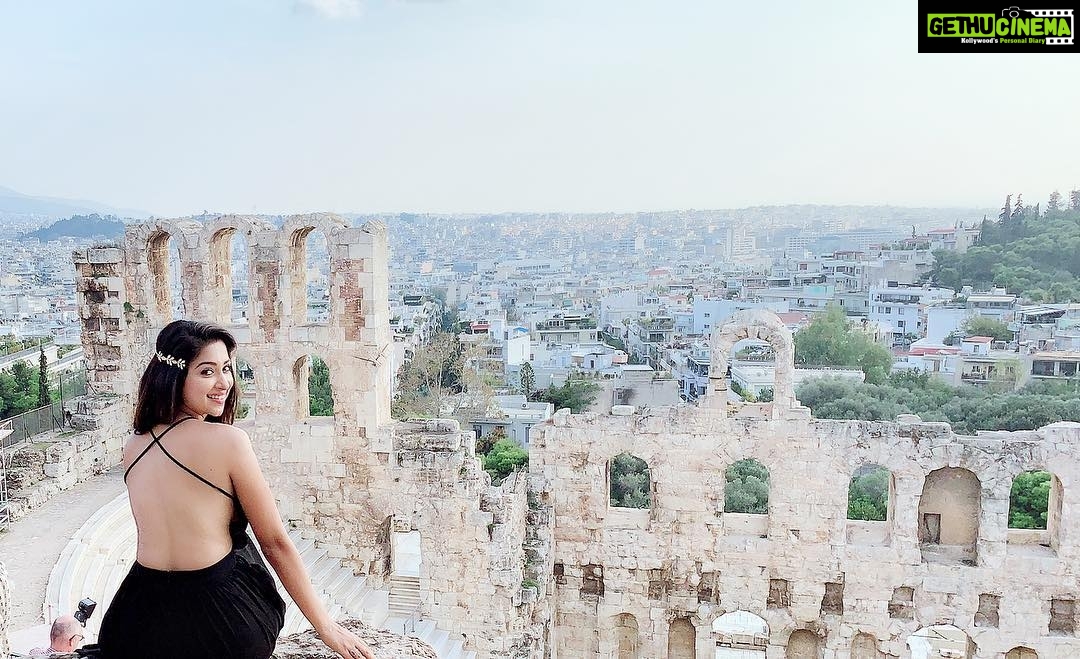 Eshanya Maheshwari Instagram - TRAVEL 馃槏鈽猴笍馃檶馃徎馃挮 AS MUCH AS YOU CAN AS FAR AS YOU CAN AS LONG AS YOU CAN LIFE IS NOT MEANT TO BE IN ONE PLACE 馃榿 Acropolis - 螒魏蟻蠈蟺慰位畏