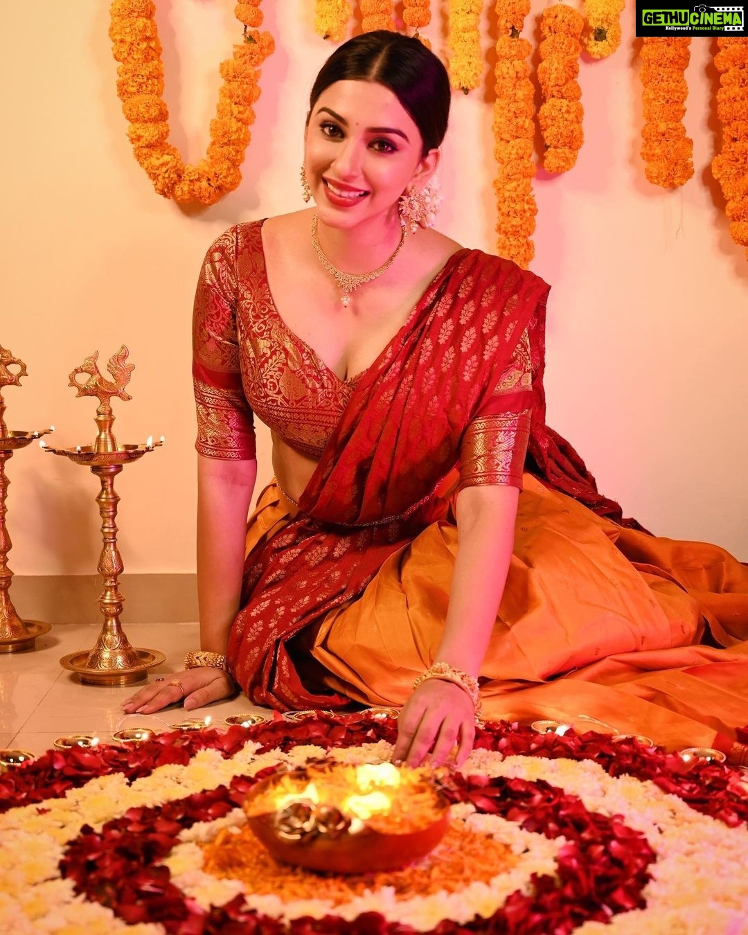 Eshanya Maheshwari Instagram - May Lakshmiji fill your life with immense love, friends and moments of happiness that you are never short in life. And May this festival of lights fill your life with joy and happiness, prosperity and good health. I wish you all and your family a very Happy Diwaliβ¨β¨πͺπͺππβ€οΈβ€οΈ Outfit designed by @maheswariswati H&M by Me ππ»ββοΈ Photography by @ajayyparmar Decor by @maheswariswati @bhavikamaheswari10 @aayush._20 #happydiwali #diwali #diwalilook #diwalioutfit #diwalidecorations #diwaliphotography #picoftheday #lookoftheday #ootd #esshanya #esshanyamaheshwari #fashionista