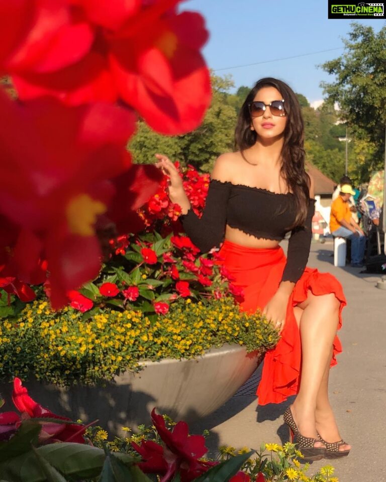 Eshanya Maheshwari Instagram - 🌹 big thanks to my 125k insta family ☺️🤗 there are days when I really feel low, I disconnect myself with everything and feel like no one cares 😢 but when I see my INSTA INBOX MESSAGES BY ALL MY FANS AND FRIENDS SAYING THEY MISSED ME AND THE LOVE AND CARE THEY SHOW IT CHEERS UP ME AGAIN ☺️🤗 blessed to have all of you #instafamily #125k #fans #love Interlaken, Switzerland