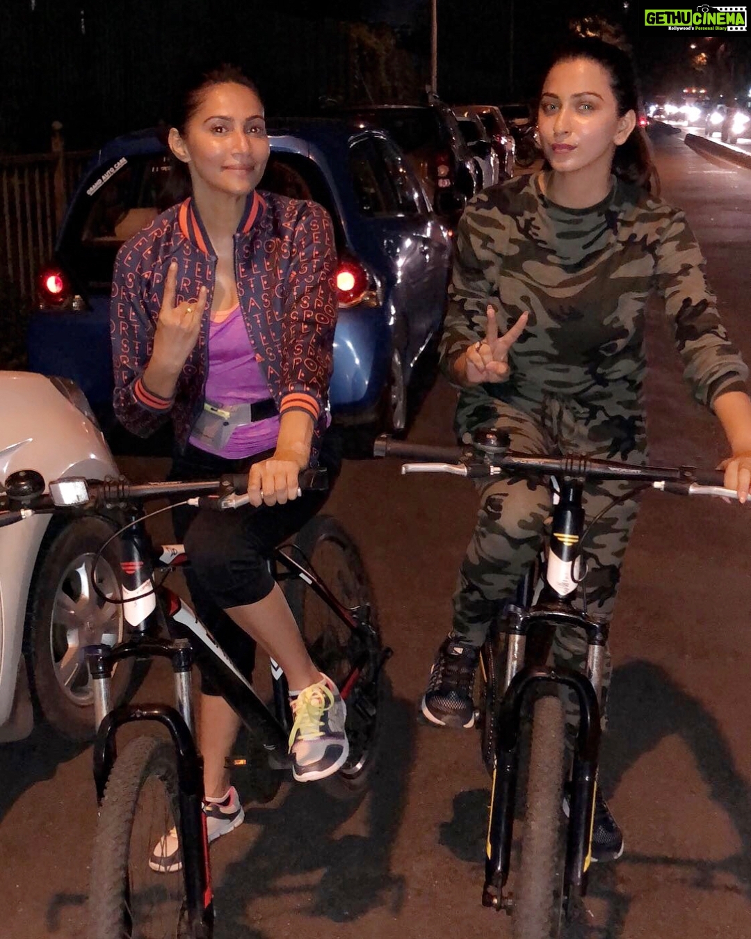 Eshanya Maheshwari Instagram - Surround yourself around fitness minded people, positivity can be so contagious 😜🏃🏻♀️🏃🏻♀️🚴🏻♀️🚴🏻♀️😅😅 @rishinakandhari #friendswhosweattogether Goregaon Sports Club