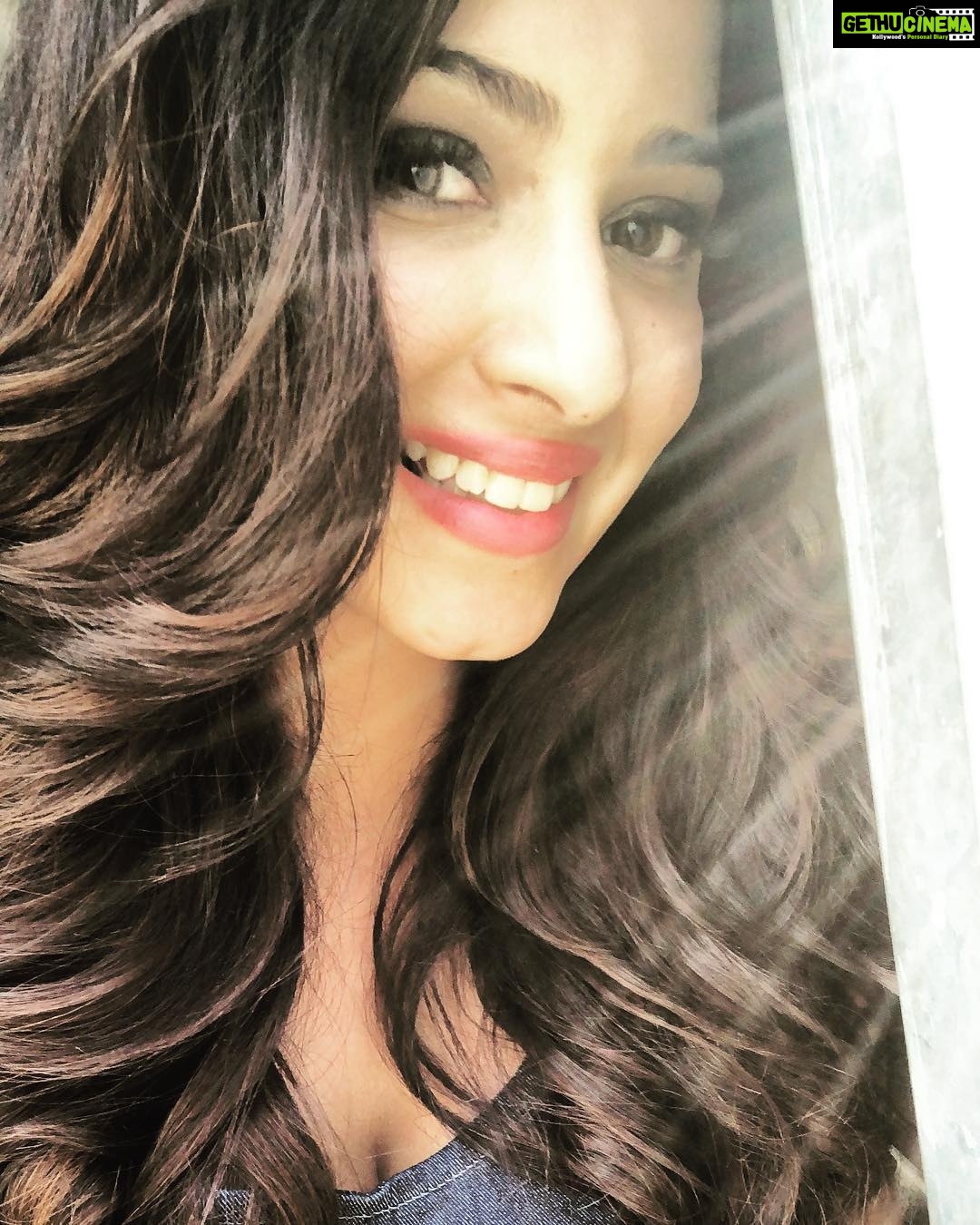 Eshanya Maheshwari Instagram - SMILE often ๐ THINK positively โบ๏ธ GIVE thanks๐ LAUGH loudly ๐คฃ LOVE others ๐ DREAM big โ๐ป #life #smile