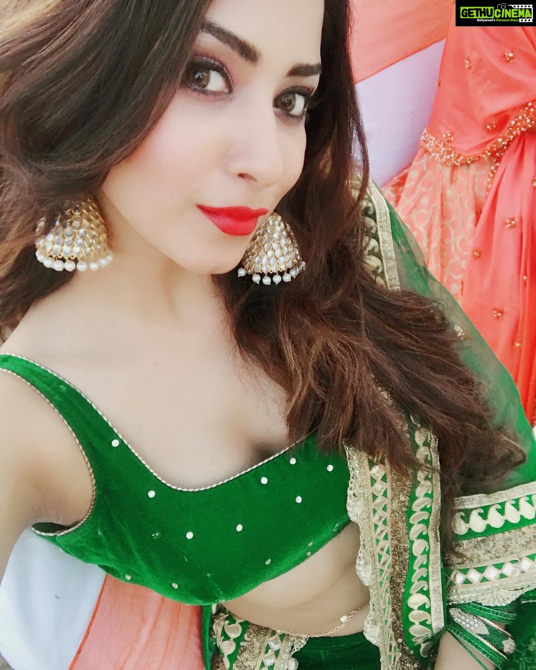 Eshanya Maheshwari Instagram - #desigirl ✌🏻