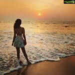 Eshanya Maheshwari Instagram - BARE FEET & SALTY HAIR 🤗👻✌🏻🌅 I AM TRUE OCEANHOLIC 😍 #beachloverforlife #sunset #peaceful #goadiaries #vactionmode photo curtesy @bhavika1091 😘✌🏻 Candolim Beach, Goa