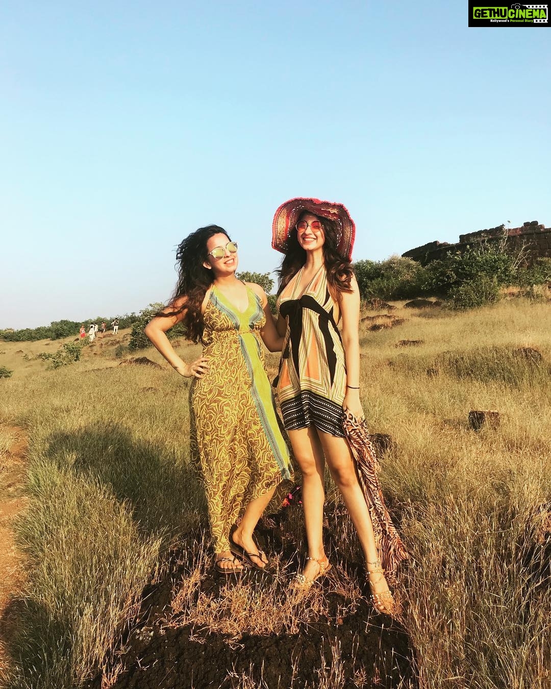Eshanya Maheshwari Instagram - Happy birthday my crazy girl @bhavika1091 😘👻🤗🤣✌🏻🍻 you deserve this vacation and all the happiness because you are best 😘♥️ love you #sisterlylove #sistertime #vacymode #goa Chopura Fort Goa