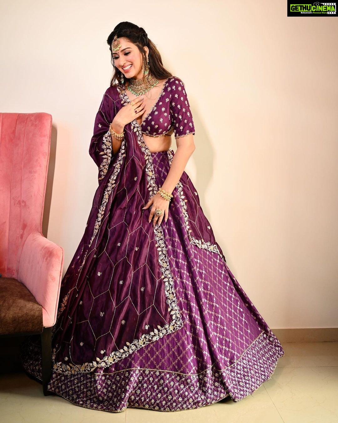 Eshanya Maheshwari Instagram - HAPPY DHANTERAS 💰✨💰 May your life be full of happiness and harmony with enough wealth to give you all comforts you ever wished. Stay blessed 😇 Outfit by @karishmaashita Makeup by @nishisingh_muah Hair by @imambihairstylist Styling by @bhoomibhanushali Photography by @ajayyparmar #diwali #dhanteras #diwalioutfit #diwalilook #diwaliphotoshoot #picoftheday #lookoftheday #pose #photoshoot #esshanyamaheshwari #esshanya #fashionblogger #styleblogger #instafashion
