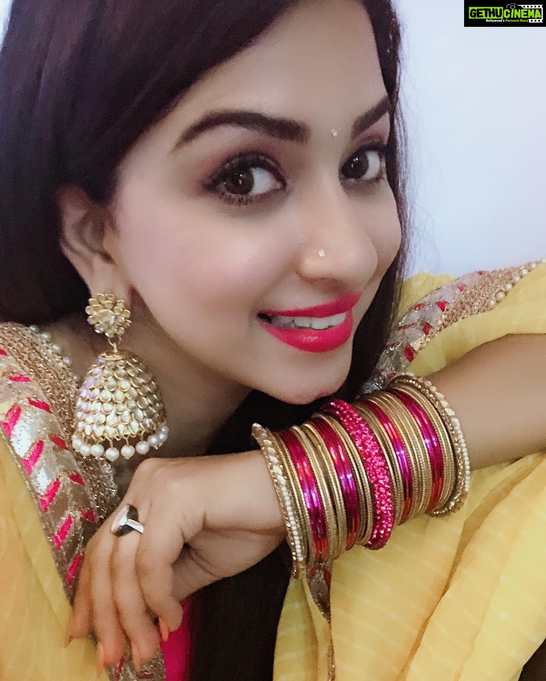 Eshanya Maheshwari Instagram - #festivevibes😍 #selfies #ganeshchaturthi #desi #indiangirl #festival #happiness Mumbai, Maharashtra
