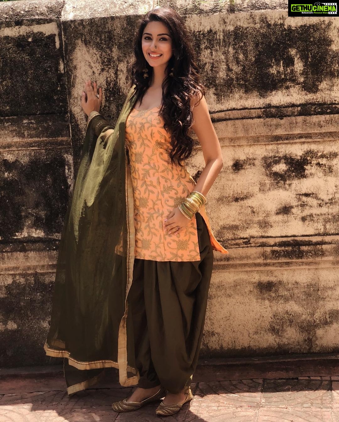 Eshanya Maheshwari Instagram - Best thing about festivals are we get to dress up 😜👻💫 #indiangirl #desi #festival #happiness #ganeshchaturthi Mumbai, Maharashtra
