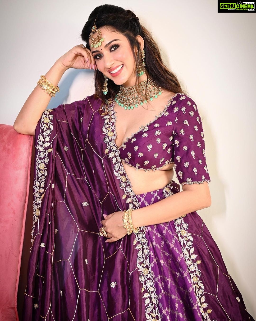Eshanya Maheshwari Instagram - HAPPY DHANTERAS 💰✨💰 May your life be full of happiness and harmony with enough wealth to give you all comforts you ever wished. Stay blessed 😇 Outfit by @karishmaashita Makeup by @nishisingh_muah Hair by @imambihairstylist Styling by @bhoomibhanushali Photography by @ajayyparmar #diwali #dhanteras #diwalioutfit #diwalilook #diwaliphotoshoot #picoftheday #lookoftheday #pose #photoshoot #esshanyamaheshwari #esshanya #fashionblogger #styleblogger #instafashion
