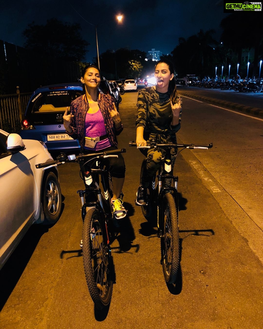 Eshanya Maheshwari Instagram - Surround yourself around fitness minded people, positivity can be so contagious 😜🏃🏻♀️🏃🏻♀️🚴🏻♀️🚴🏻♀️😅😅 @rishinakandhari #friendswhosweattogether Goregaon Sports Club