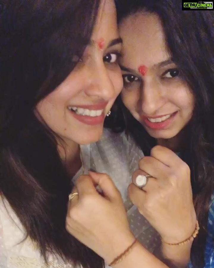 Eshanya Maheshwari Instagram - I will try to protect you π I will definitely love you π and will irritate you like always π forever π€ͺπ» HAPPY RAKSHA BANDHAN ππ β€οΈ @bhavika1091 #ekhazaaronmeinmeribehnahai #happyrakshabhandan #sisterlove #mylifeline
