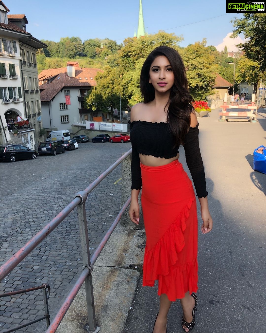 Eshanya Maheshwari Instagram - Iβm nicer when I like my outfit πβΊοΈ#switzerland #zurich #π¨π #beautiful #stlye #trevel #pose #click Iseltwald, Switzerland