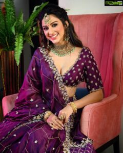 Eshanya Maheshwari Instagram - HAPPY DHANTERAS 💰✨💰 May your life be full of happiness and harmony with enough wealth to give you all comforts you ever wished. Stay blessed 😇 Outfit by @karishmaashita Makeup by @nishisingh_muah Hair by @imambihairstylist Styling by @bhoomibhanushali Photography by @ajayyparmar #diwali #dhanteras #diwalioutfit #diwalilook #diwaliphotoshoot #picoftheday #lookoftheday #pose #photoshoot #esshanyamaheshwari #esshanya #fashionblogger #styleblogger #instafashion