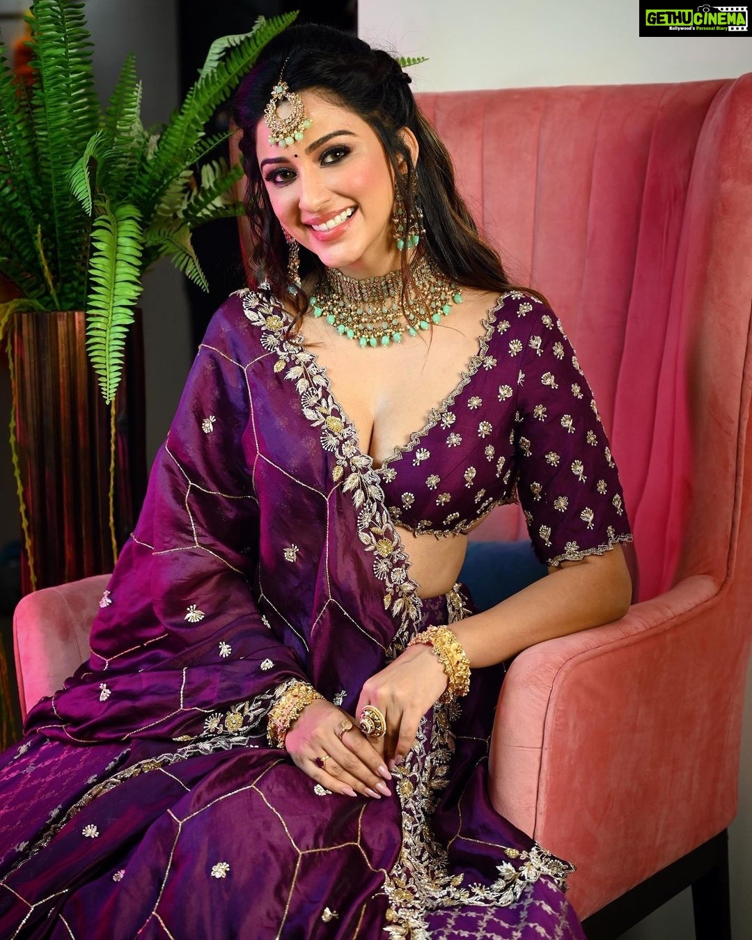 Eshanya Maheshwari Instagram - HAPPY DHANTERAS 💰✨💰 May your life be full of happiness and harmony with enough wealth to give you all comforts you ever wished. Stay blessed 😇 Outfit by @karishmaashita Makeup by @nishisingh_muah Hair by @imambihairstylist Styling by @bhoomibhanushali Photography by @ajayyparmar #diwali #dhanteras #diwalioutfit #diwalilook #diwaliphotoshoot #picoftheday #lookoftheday #pose #photoshoot #esshanyamaheshwari #esshanya #fashionblogger #styleblogger #instafashion