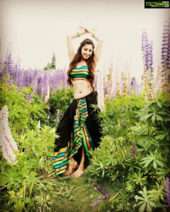 Eshanya Maheshwari Instagram - Beauty comes with elegance 😍 #ammainachindi #telugumovie #teluguactress #ammayinachndhi #poser #kashmir_diaries #songshoot🎥 #costume #hair #makeup Gulmarg, Kashmir