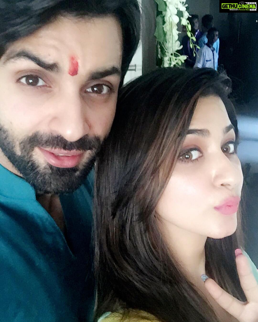 Eshanya Maheshwari Instagram - #friends #festive #gatheringwithfriends #ganpati #selfies #pout #smile😊 #karanwahi @imkaranwahi ☺️👻