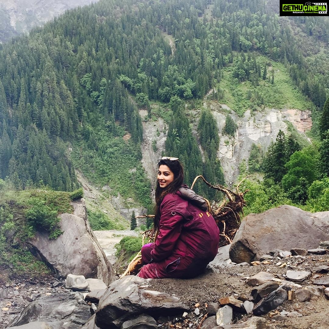Eshanya Maheshwari Instagram - Day in the mountains 😍 mountains #river #instatrip #northtrip #life #solong #pindlinadhi #peaceofmind #beautyof India #Manali #trevaldairies #day3😍😍😍
