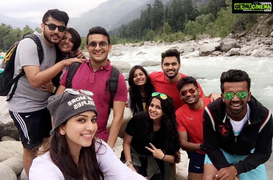 Eshanya Maheshwari Instagram - If you have crazy friends ππ»you have everythingπ»π»π» epic day #cycling#waterfalls#friends#rain#manali#mountains#river#instatrip#northtrip#life#ππππ