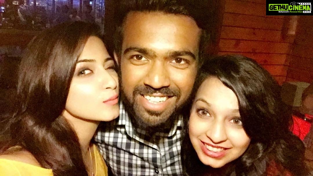 Eshanya Maheshwari Instagram - @smit_khapuwala28 @bhavika1091 βΊοΈππ«π» partners in crime and partners in dancing π»