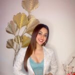 Eshanya Maheshwari Instagram - I moved into a new house last month and wanted to add some interesting pieces to make my new abode interesting. @vedas_exports  gave me a wide range of options to choose from. Here is this interesting piece behind me, *Gold Iron Anam Leaf Wall Decorative*, a beautiful wall art hand-made by karigars for contemporary homes. Absolutely love this piece, watch this space for more updates on my home decor.  . . #Vedas #Decor #HomeDecor #VedasExports #VedasHomes #vocalforlocal #homegrown #handicrafts #redecoration #revamp #homedesign #ideas #newhome #movedin #wallart #wallartdecor #esshanyamaheshwari #esshanya Home Sweet Home