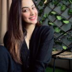 Eshanya Maheshwari Instagram - She’s Evolving ✨🖤 #smile #hope #love #magic #esshanyamaheshwari #esshanya