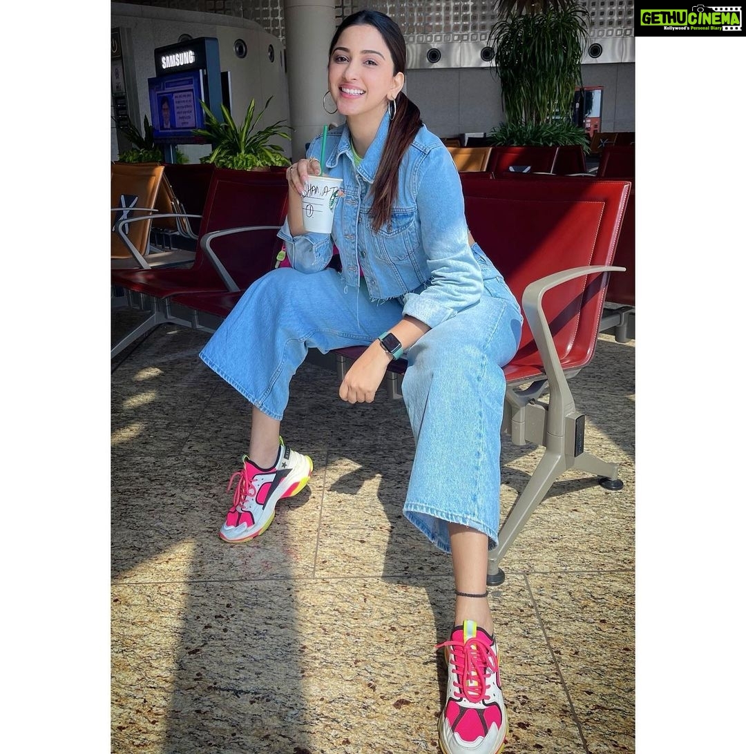 Eshanya Maheshwari Instagram - My Coffee Moods🤎 Stressed, blessed and coffee obsessed. 😀 #coffee #coffeelover #coffeetime #starbuckscoffee #travelgram #picoftheday #ootd #airportlook #pose #esshanya #airportdiaries #esshanyamaheshwari #denim #💙 Terminal 2 Chatrapati Shivaji Terminal Mumbai