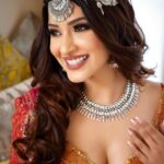 Eshanya Maheshwari Instagram - Let’s celebrate the festival of Navratri with vibrant colours and bright smile 😃 H&M by @ojasrajani Make up products by @forever52india Outfit by @sulakshanamonga Photography by @rachitvoraphotography #9daysofnavratri #navratri #ootd #hairstyle #makeup #lookoftheday #navratrispecial #esshanyamaheshwari #esshanya #smile #photoshoot