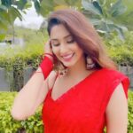 Eshanya Maheshwari Instagram - The real glow up was never external.❤️ Saree by @maheswariswati shot on iPhone by @portraitsbyvedant #saree #sareelove #desigirl #reels #red #reelsinstagram #reelitfeelit #esshanya #feelitreelit #esshanyamaheshwari