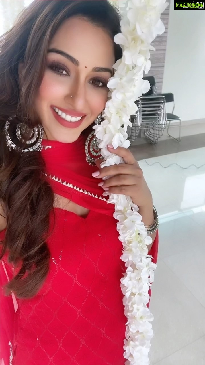 Eshanya Maheshwari Instagram - Kya aapne aaisa socha tha…? ❤️ Wearing @aachho Follow me on josh app for more exclusive videos💁🏻♀️ @officialjoshapp #red #love #love #hope #magic #esshanya #esshanyamaheshwari #reels #reelsinstagram #reelitfeelit #feelkaroreelkaro #josh #joshmeinaaja